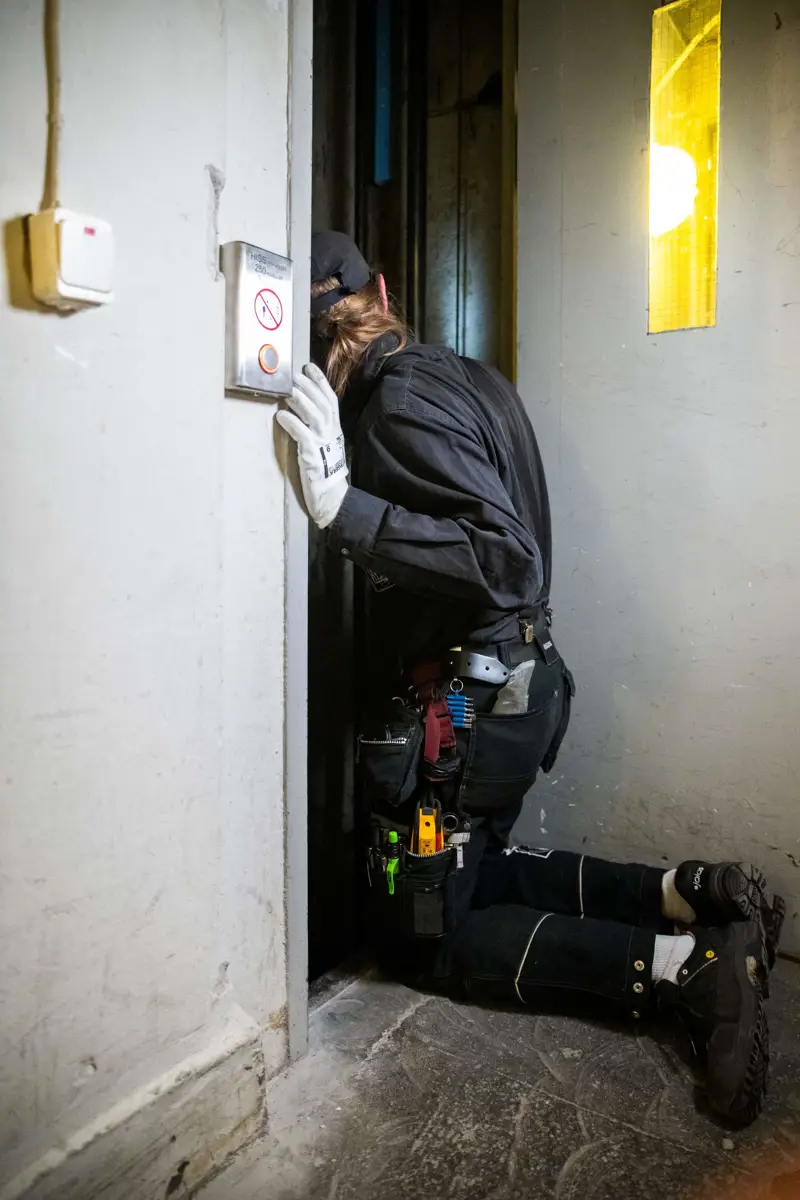 Elektriker kollar i ett hisschakt
